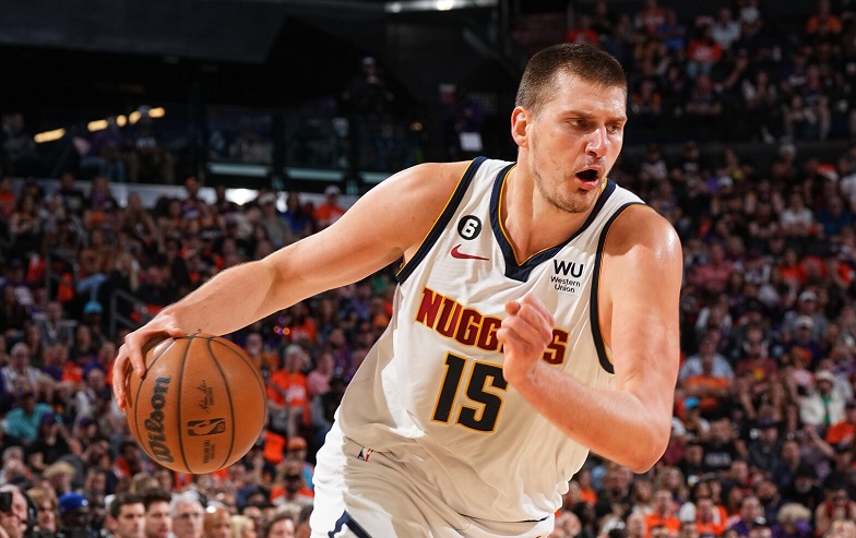 Nikola Jokić odottaa kahdeksanvuotista All-NBA-joukkuetoveriaan
